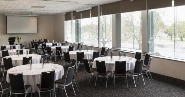 Bright and Spacious Function Room - Lake