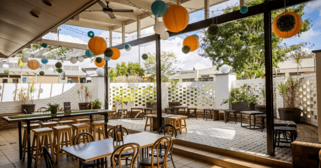 Relaxed Light-Filled Courtyard