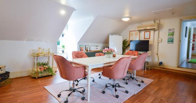 Le Grand Bureau 6-7 pax unique meeting room