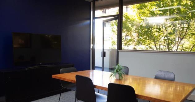 Melbourne Room - 4-6 person - Natural light/Balcony access